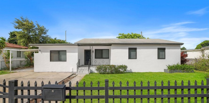 House in Miami, Florida 5 bedrooms, 134.62 sq.m. № 2435820