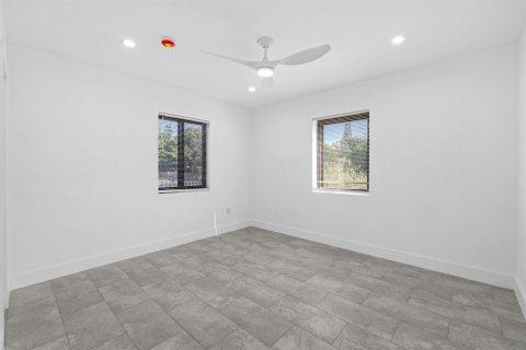 House in Miami, Florida 5 bedrooms, 134.62 sq.m. № 2435820 - photo 17