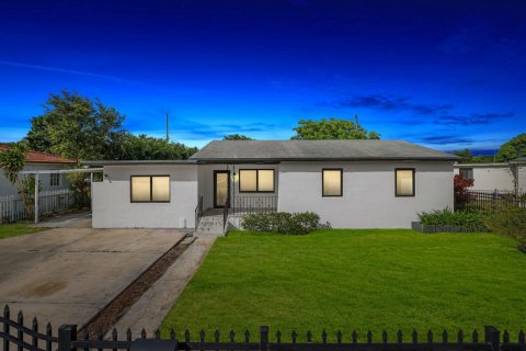House in Miami, Florida 5 bedrooms, 134.62 sq.m. № 2435820 - photo 16