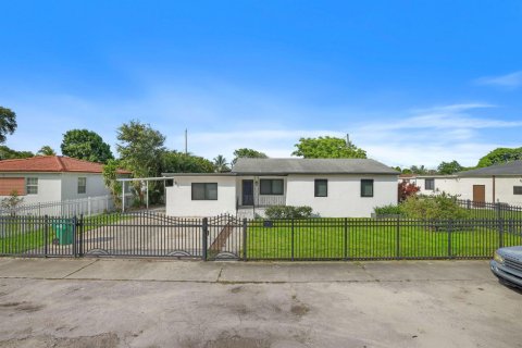 House in Miami, Florida 5 bedrooms, 134.62 sq.m. № 2435820 - photo 5