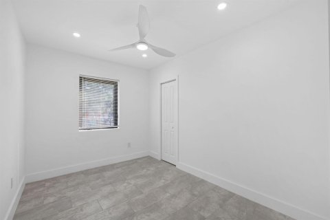 House in Miami, Florida 5 bedrooms, 134.62 sq.m. № 2435820 - photo 19