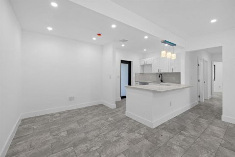 House in Miami, Florida 5 bedrooms, 134.62 sq.m. № 2435820 - photo 27