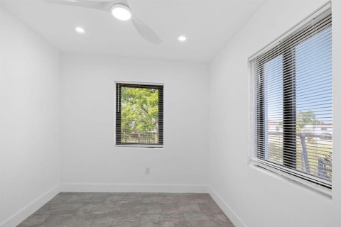 House in Miami, Florida 5 bedrooms, 134.62 sq.m. № 2435820 - photo 14