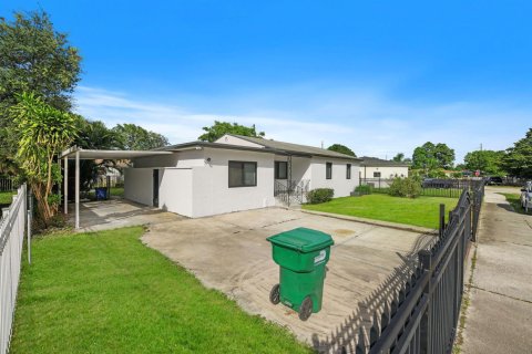 House in Miami, Florida 5 bedrooms, 134.62 sq.m. № 2435820 - photo 9