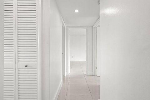Снять в аренду кондоминиум в Майами, Флорида 3 комнаты, 111.76м2, № 2083807 - фото 18