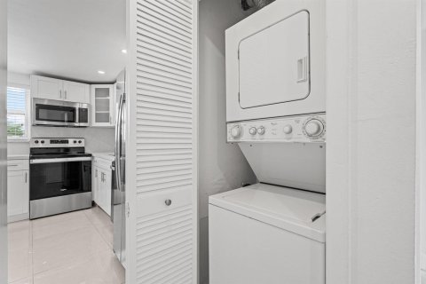 Снять в аренду кондоминиум в Майами, Флорида 3 комнаты, 111.76м2, № 2083807 - фото 6