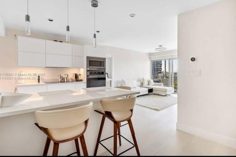 Condominio en venta en Hallandale Beach, Florida, 1 dormitorio, 78.97 m2 № 1985542 - foto 1