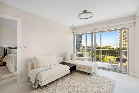 Condominio en venta en Hallandale Beach, Florida, 1 dormitorio, 78.97 m2 № 1985542 - foto 3