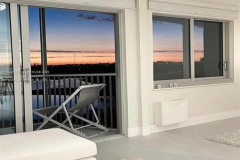 Condominio en venta en Hallandale Beach, Florida, 1 dormitorio, 78.97 m2 № 1985542 - foto 11