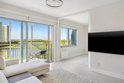 Condominio en venta en Hallandale Beach, Florida, 1 dormitorio, 78.97 m2 № 1985542 - foto 9