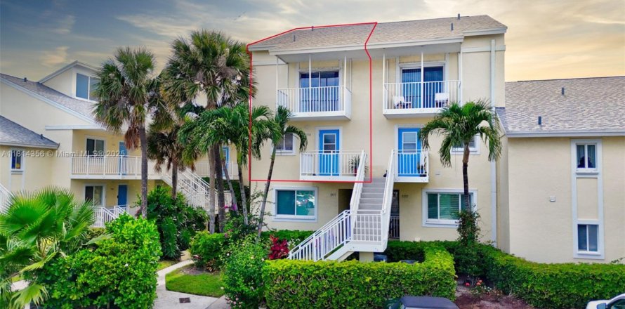 Condominio en Hutchinson Island South, Florida, 2 dormitorios № 1940384