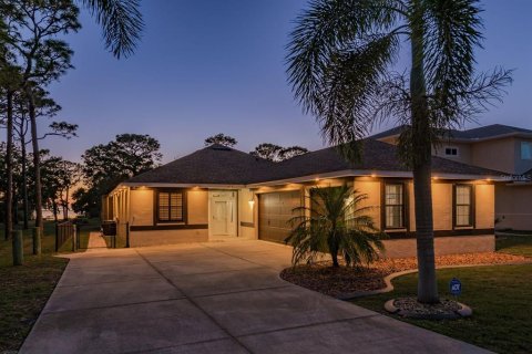 House in Tarpon Springs, Florida 4 bedrooms, 169.92 sq.m. № 1690659 - photo 1