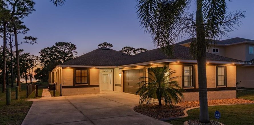 House in Tarpon Springs, Florida 4 bedrooms, 169.92 sq.m. № 1690659