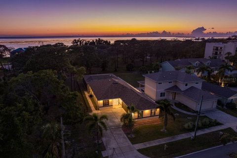 House in Tarpon Springs, Florida 4 bedrooms, 169.92 sq.m. № 1690659 - photo 2