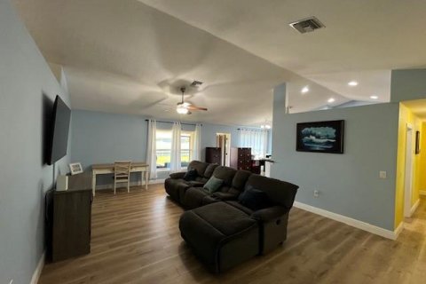 House in Cape Coral, Florida 3 bedrooms, 172.61 sq.m. № 1102183 - photo 1