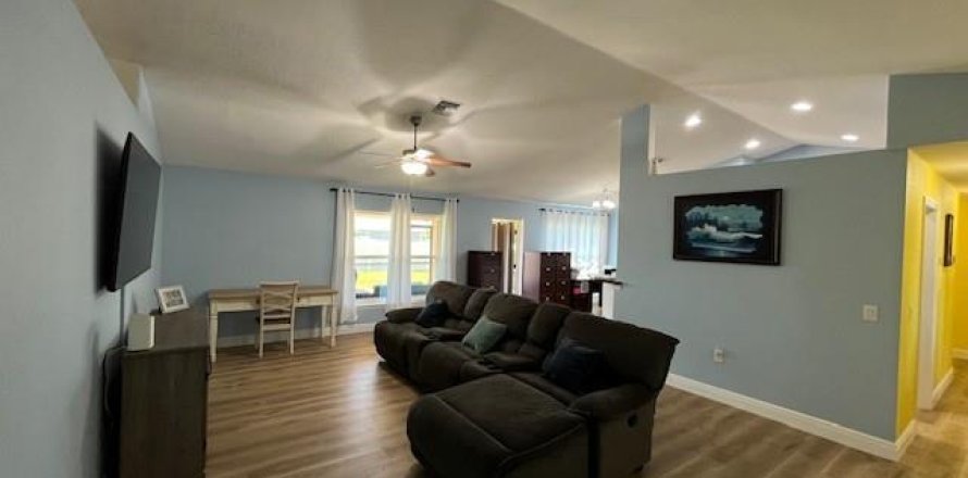 House in Cape Coral, Florida 3 bedrooms, 172.61 sq.m. № 1102183