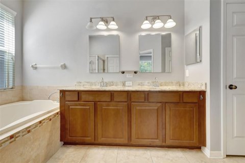 House in Brandon, Florida 4 bedrooms, 210.89 sq.m. № 1533568 - photo 12