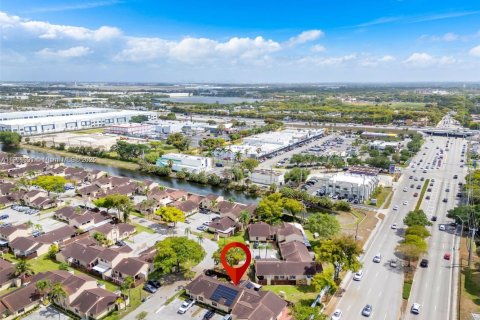 Купить таунхаус в Хайалиа, Флорида 3 спальни, 103.59м2, № 2035608 - фото 13