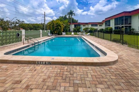Condominio en alquiler en Sarasota, Florida, 2 dormitorios, 90.77 m2 № 1837300 - foto 16