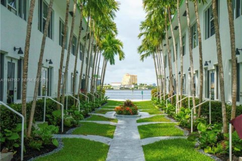 Снять в аренду квартиру в Майами-Бич, Флорида 1 спальня, 74.32м2, № 2003650 - фото 2