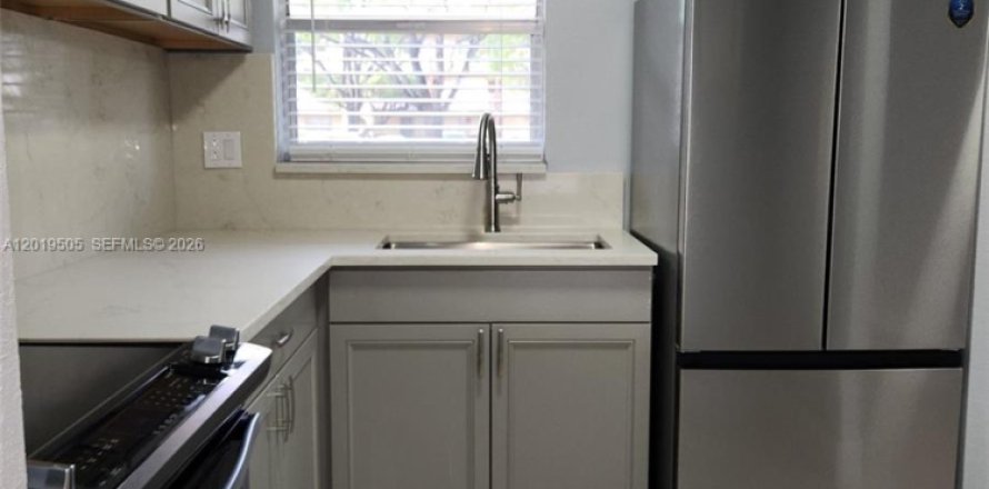 Condominio en Sunrise, Florida, 1 dormitorio № 2270833