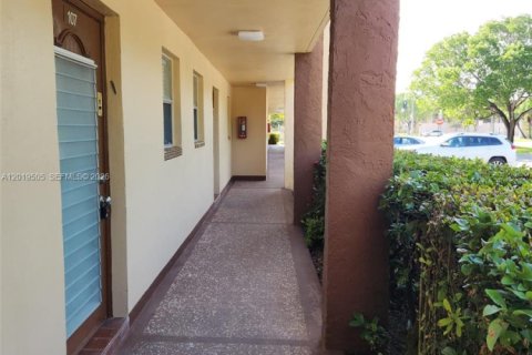 Condominio en venta en Sunrise, Florida, 1 dormitorio, 59.46 m2 № 2270833 - foto 16