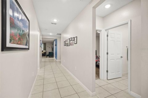 House in Winter Haven, Florida 4 bedrooms, 170.94 sq.m. № 2152013 - photo 4
