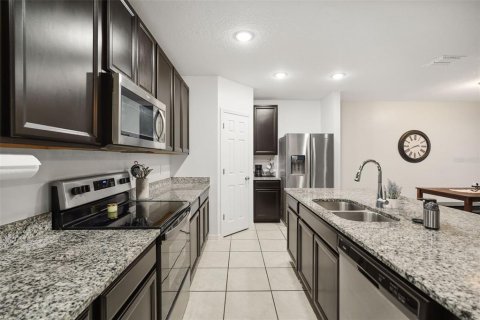 House in Winter Haven, Florida 4 bedrooms, 170.94 sq.m. № 2152013 - photo 12