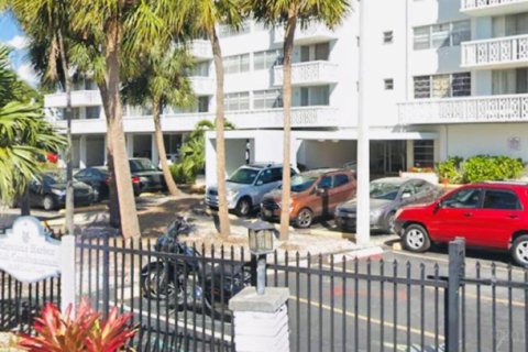 Condominio en North Miami, Florida, 2 dormitorios  № 2394739
