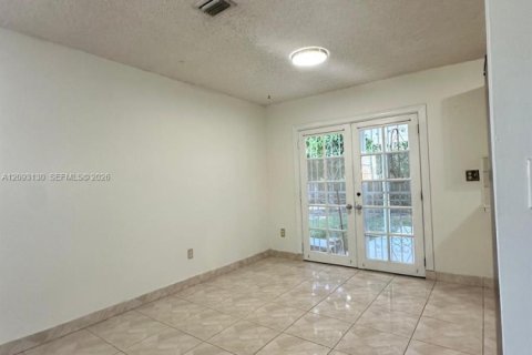 House in Miami, Florida 3 bedrooms, 98.1 sq.m. № 2390705 - photo 2
