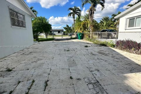 House in Miami, Florida 3 bedrooms, 98.1 sq.m. № 2390705 - photo 11