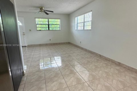 House in Miami, Florida 3 bedrooms, 98.1 sq.m. № 2390705 - photo 3