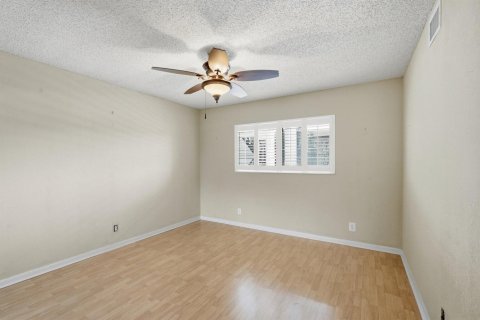 Condo in Lake Worth, Florida, 2 bedrooms  № 2399940 - photo 13