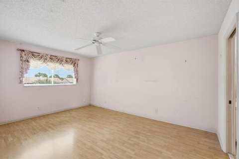 Condo in Lake Worth, Florida, 2 bedrooms  № 2399940 - photo 16