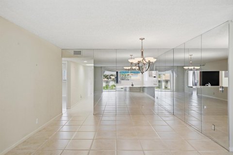 Condo in Lake Worth, Florida, 2 bedrooms  № 2399940 - photo 11