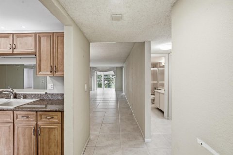 Condo in Lake Worth, Florida, 2 bedrooms  № 2399940 - photo 9