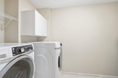 Condo in Lake Worth, Florida, 2 bedrooms  № 2399940 - photo 21