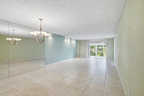 Condo in Lake Worth, Florida, 2 bedrooms  № 2399940 - photo 12