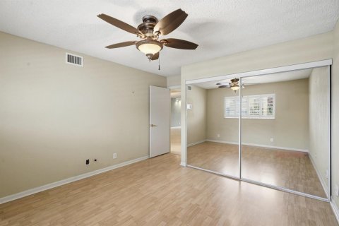 Condo in Lake Worth, Florida, 2 bedrooms  № 2399940 - photo 14