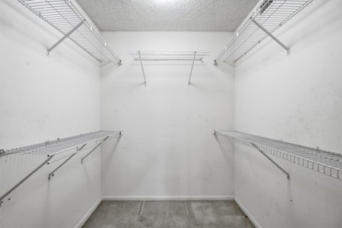 Condo in Lake Worth, Florida, 2 bedrooms  № 2399940 - photo 18