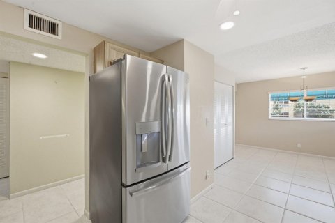 Condo in Lake Worth, Florida, 2 bedrooms  № 2399940 - photo 7