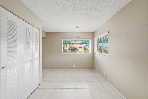 Condo in Lake Worth, Florida, 2 bedrooms  № 2399940 - photo 8