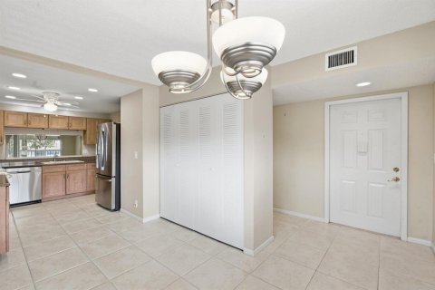 Condo in Lake Worth, Florida, 2 bedrooms  № 2399940 - photo 4