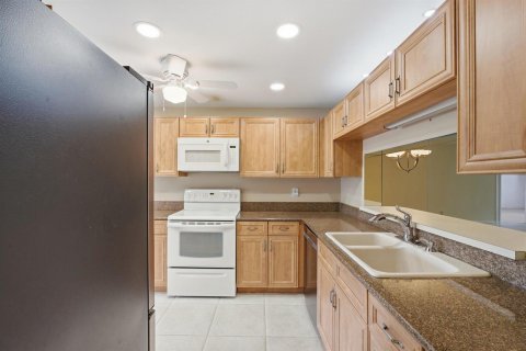 Condo in Lake Worth, Florida, 2 bedrooms  № 2399940 - photo 6