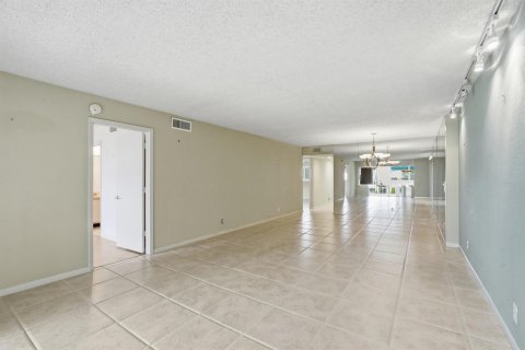 Condo in Lake Worth, Florida, 2 bedrooms  № 2399940 - photo 10