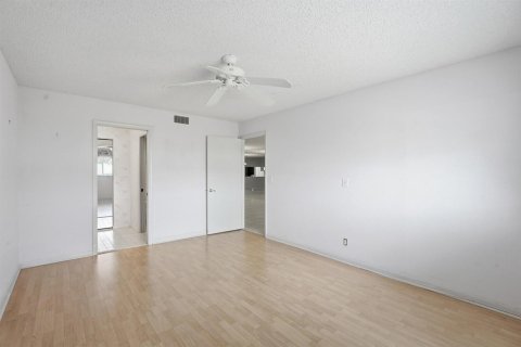 Condo in Lake Worth, Florida, 2 bedrooms  № 2399940 - photo 17