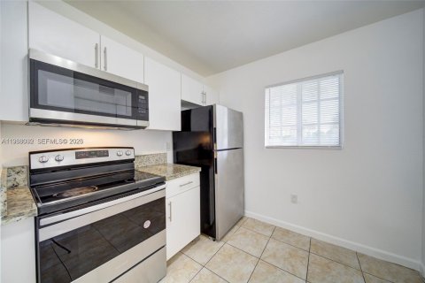 Villa ou maison à louer à Miami, Floride: 3 chambres, 116.13 m2 № 1995803 - photo 4