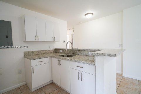 Villa ou maison à louer à Miami, Floride: 3 chambres, 116.13 m2 № 1995803 - photo 17