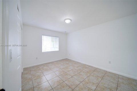 Villa ou maison à louer à Miami, Floride: 3 chambres, 116.13 m2 № 1995803 - photo 2