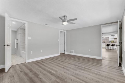 House in Port Richey, Florida 4 bedrooms, 172.98 sq.m. № 1913754 - photo 6